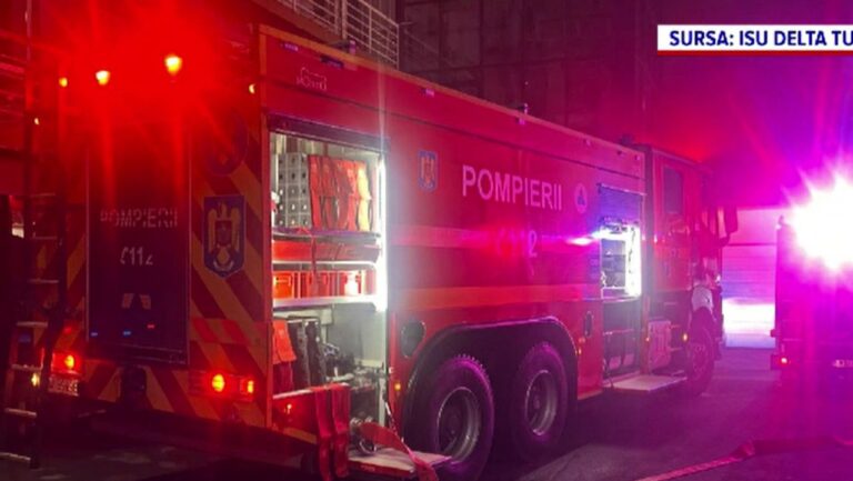 Un incendiu puternic a izbucnit la un depozit de cabluri electrice din Tulcea. Pompierii s-au luptat ore bune cu flăcările