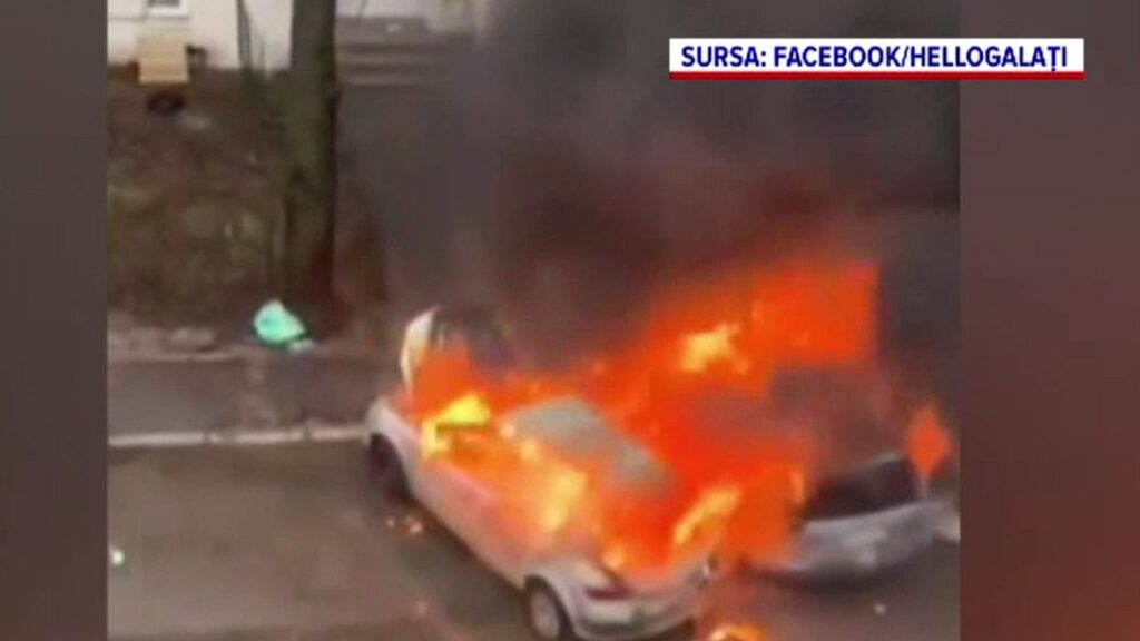 Momente de panică în Galați. O mașină a luat foc, iar flăcările s-au extins rapid la un alt autoturism