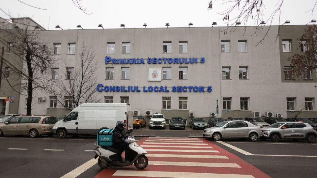 Control judiciar pentru cei trei șefi de la Primăria Sectorului 5. Instanța a respins cererea DNA de arestare preventivă