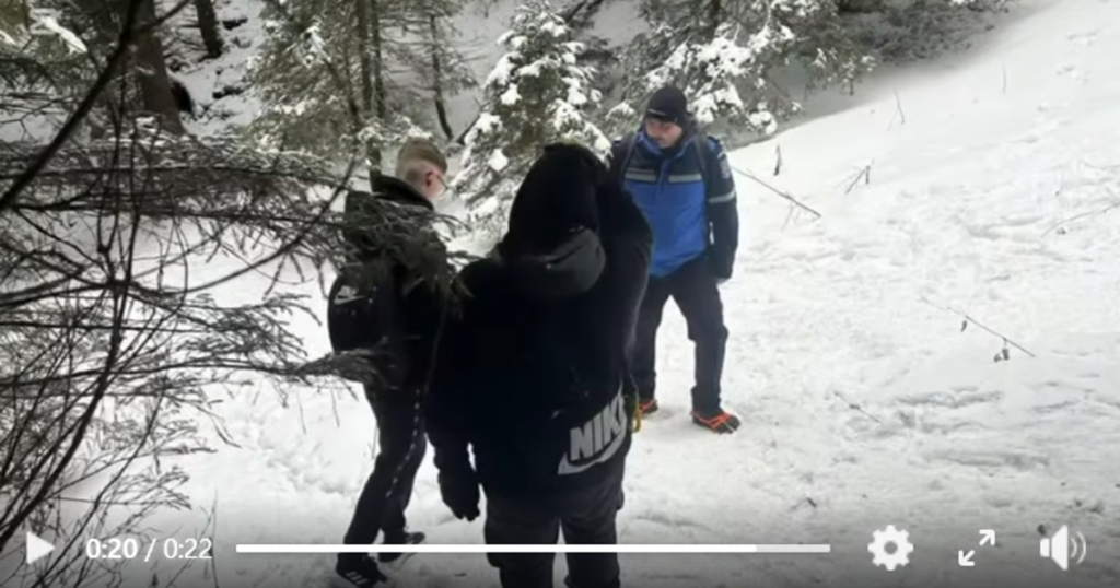 Cu adidași spre Cabana Dochia: doi tineri din Suceava, întorși de pe traseu de jandarmii montani