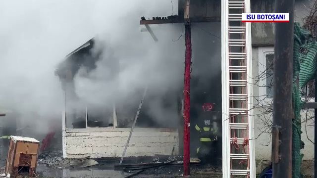 O casă din Botoșani a fost mistuită de flăcări, după un incendiu pornit de la un scurtcircuit