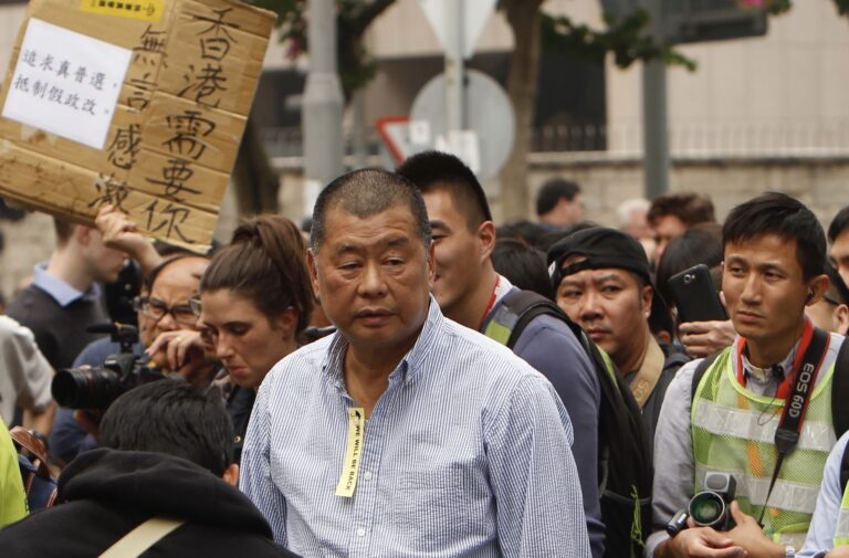 Jimmy Lai, magnatul presei pro-democraţie din Hong Kong, a fost condamnat la 20 de ani de închisoare. De ce e acuzat