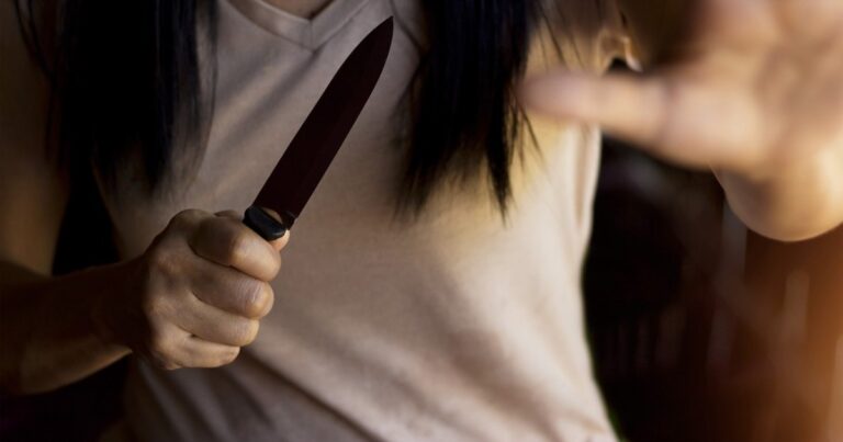 Bărbat atacat cu cuțitul de concubina sa, într-o localitate din Argeș. Femeia a fost reținută pentru violenţă domestică