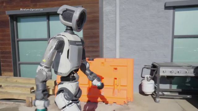 Roboți umanoizi care dansează, fac roata și sar pe spate, la Boston Dynamics | VIDEO