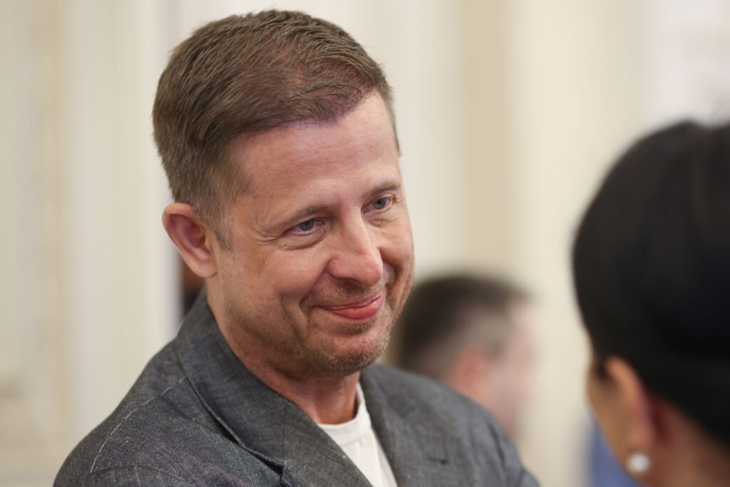 Amnezia lui Thuma când vorbește despre Bolojan. Cine este de vină pentru ruperea înțelegerii cu PSD și panourile cu cartea Generalului?
