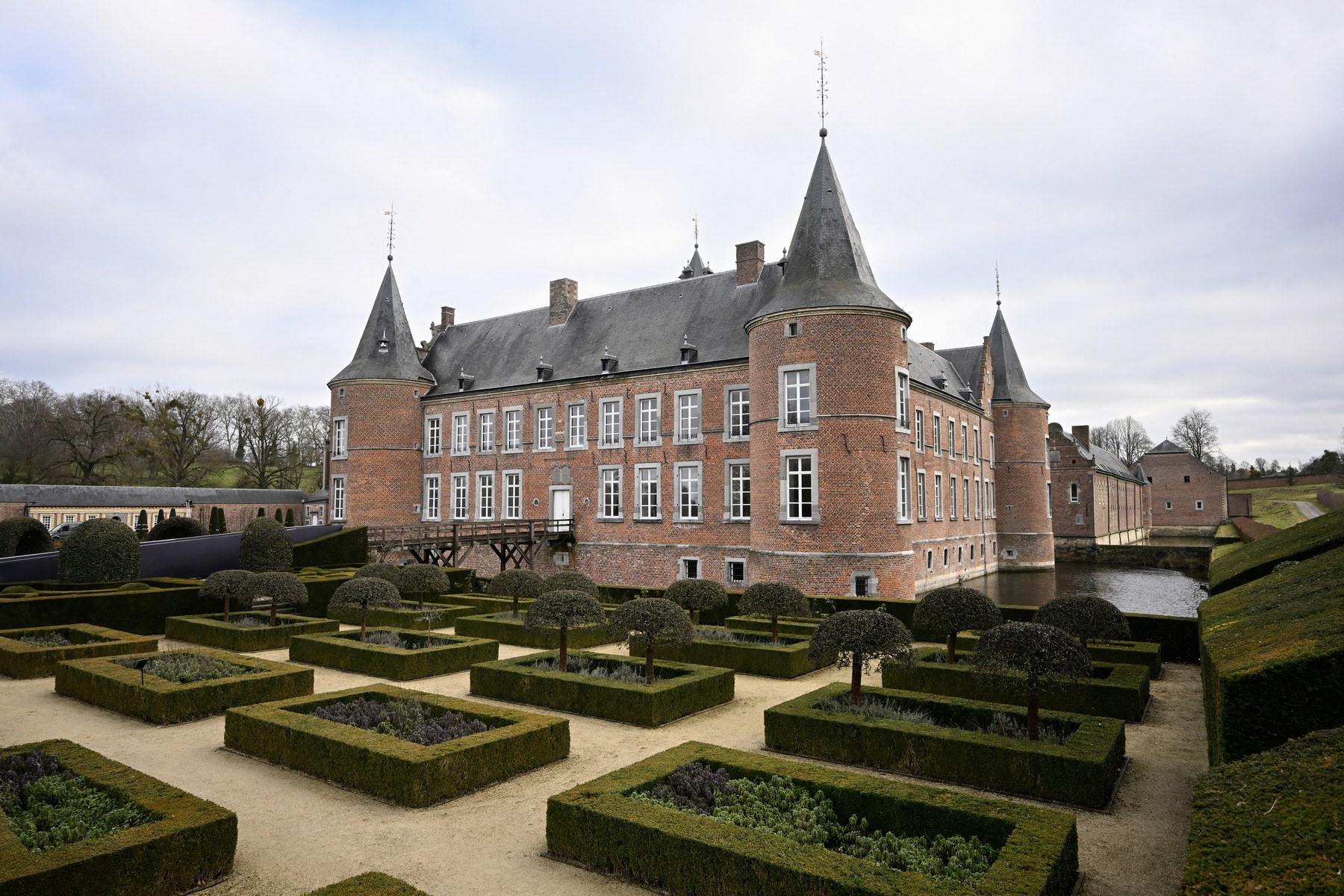 Un castel din secolul XVI va găzdui întâlnirea pe care liderii UE o vor decisivă pentru viitorul blocului. Discuții despre rivalitatea cu SUA și China, după avertismentul sumbru al lui Emmanuel Macron