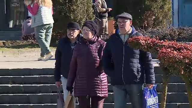 Studiu: Pentru români, bătrânețea începe mai devreme. Seniorii călătoresc rar, dar își sprijină financiar copiii și nepoții