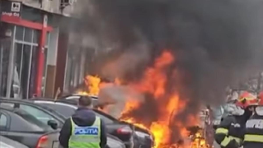 O mașină electrică a ars în București cu o persoană captivă în autoturism. Titi Aur: Instrumentul pe care orice șofer trebuie să-l aibă