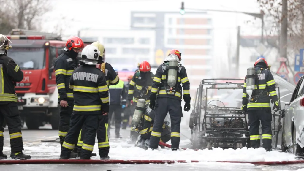 Incendiu provocat de o mașină electrică în București. De ce ar fi putut exista o reacție întârziată a pasagerilor