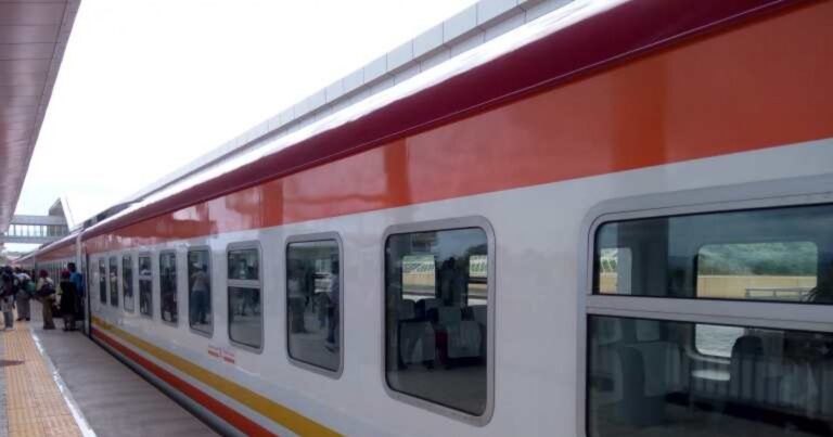„Ăsta nu e un avion la clasa întâi, e un tren din Africa”. Surpriza totală pentru un român în „bolidul” african ce zboară pe lângă CFR