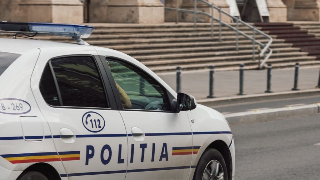 Tânăr șofer reținut după ce a fugit de poliție și a acroșat doi agenți, în Dâmbovița. A fost urmărit cu focuri de armă