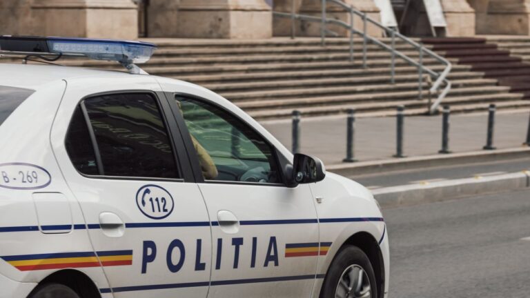 Tânăr șofer reținut după ce a fugit de poliție și a acroșat doi agenți, în Dâmbovița. A fost urmărit cu focuri de armă