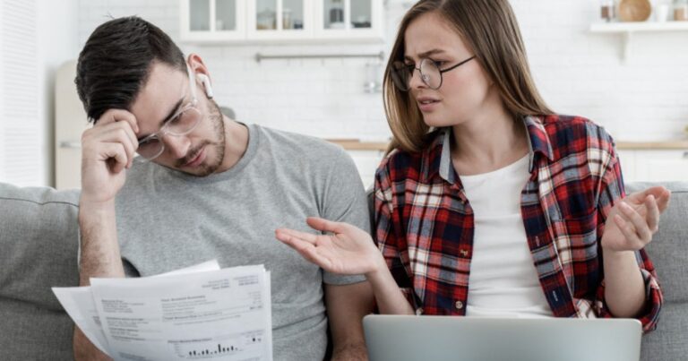 Mitul „tinerilor cu tupeu”: cum a devenit salariul mediu noua normă pentru juniori