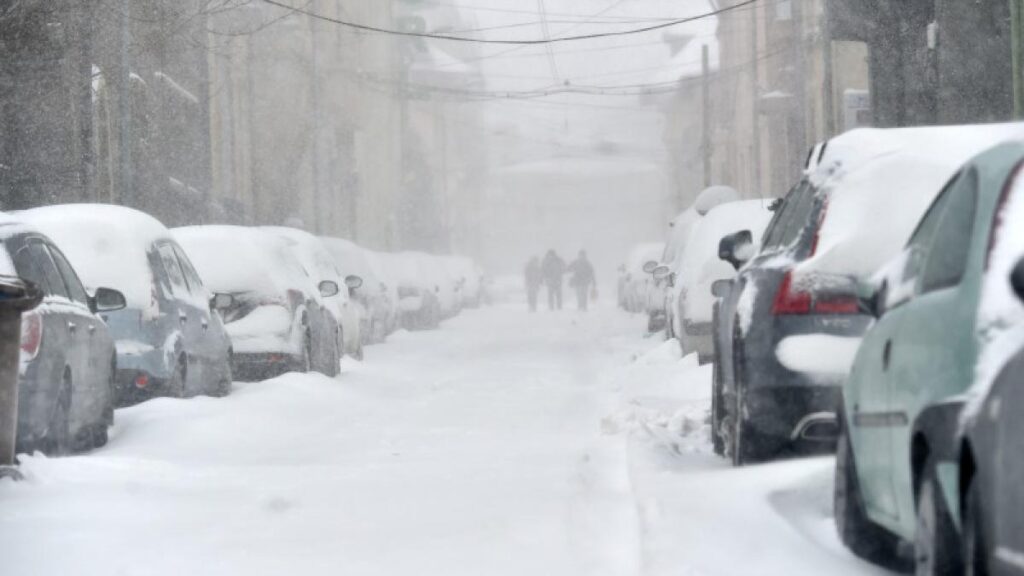 Se strică vremea în toată țara. Alerte de viscol. Ultimele informații de la ANM. Strat de zăpadă de 45 cm în București