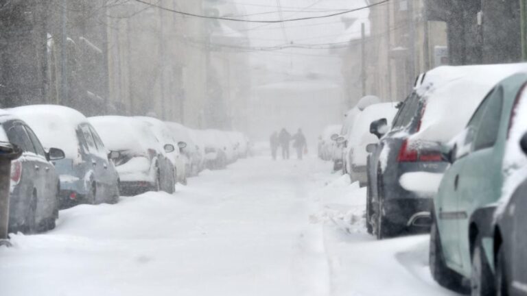 Se strică vremea în toată țara. Alerte de viscol. Ultimele informații de la ANM. Strat de zăpadă de 45 cm în București