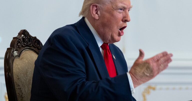 Donald Trump, descris de aproape jumătate dintre americani drept „corupt”, „rasist” şi „crud”