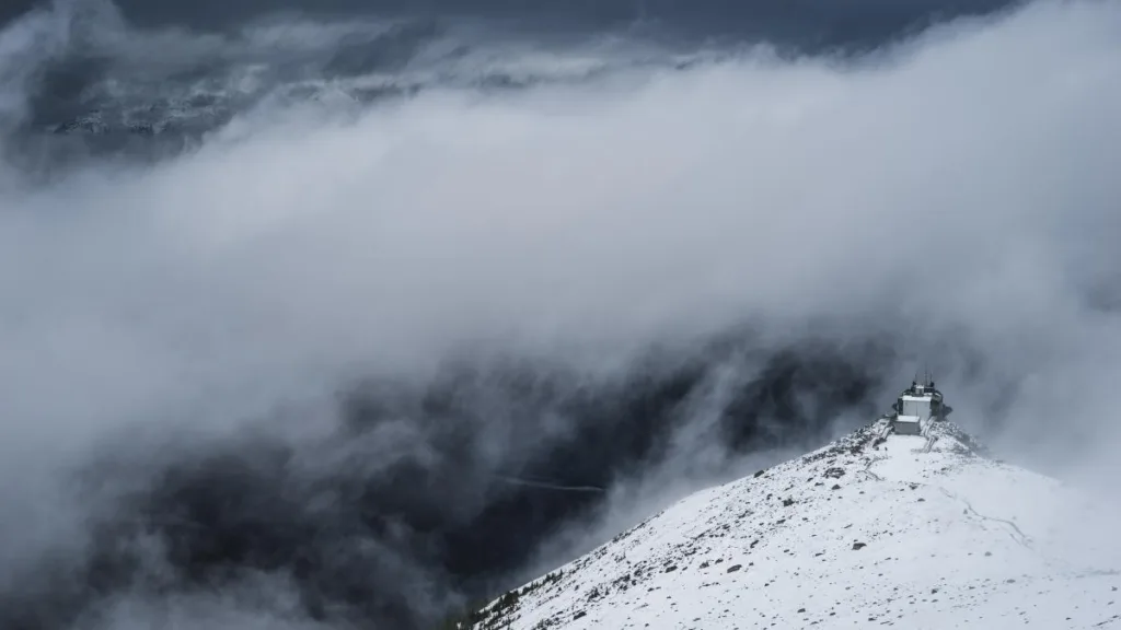 Opt schiori surprinși de avalanșă, găsiți morți în munții Californiei. O altă persoană, căutată de autorități