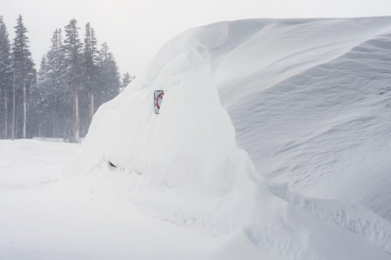 Bilanț negru după o avalanșă în California. Schiorii plecaseră pe munte în vreme de viscol