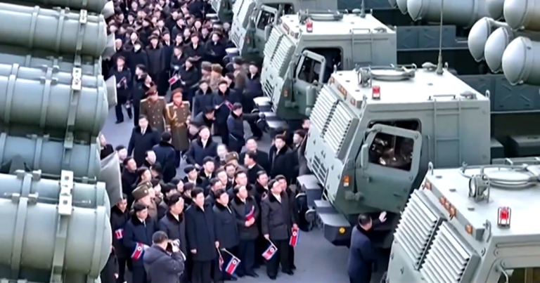 Kim Jong Un a prezentat un nou lansator multiplu de rachete cu potențial nuclear: „Nimeni nu poate spera să fie protejat de Dumnezeu”