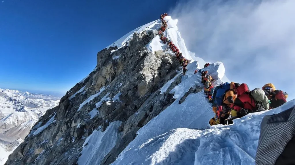 Everest nu mai poate fi escaladat de oricine. Autoritățile din Nepal impun reguli stricte pentru alpiniști