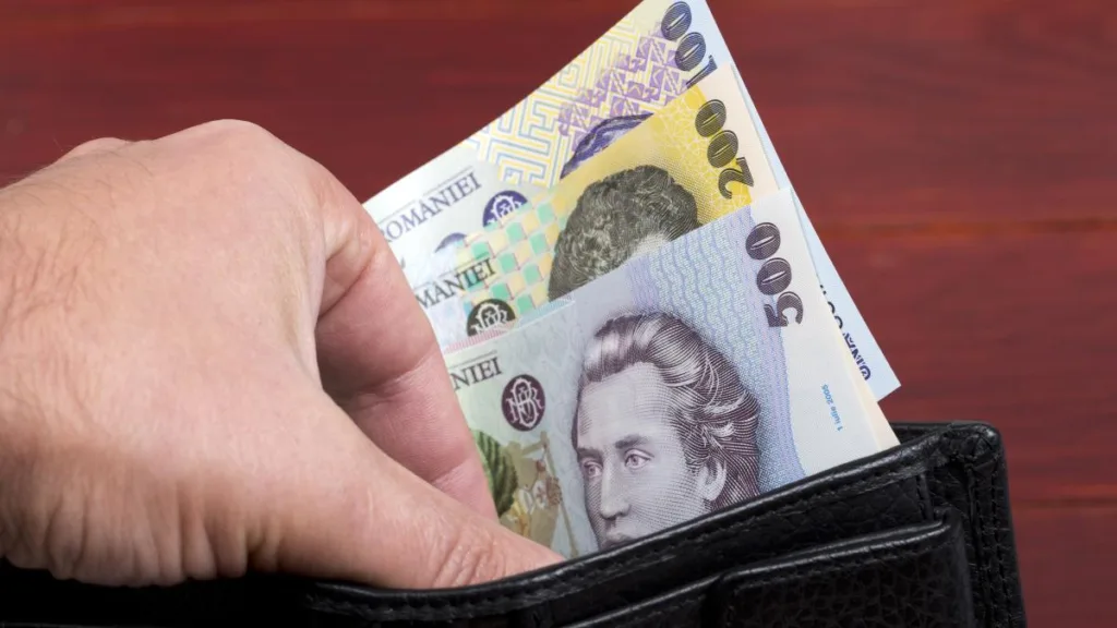 Tinerii pentru care Guvernul vrea să dea încă 1000 de lei/lună în plus la salariu