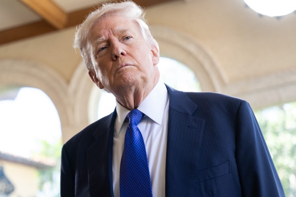 Donald Trump îl acuză pe Obama că a dezvăluit informații clasificate despre extratereștri