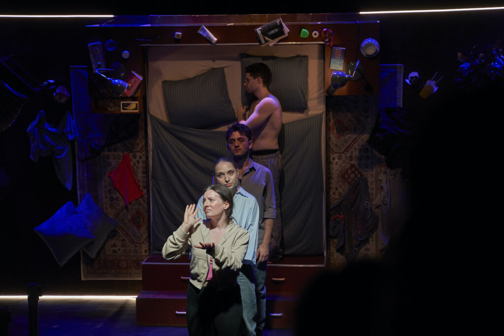 Un spectacol de teatru cu actori surzi, după un text scris de realizatorul seriei „Adolescence”, deschide discuția despre incluziune în teatru: „Nu ne lipsește talentul, ci încrederea de a fi văzuți”