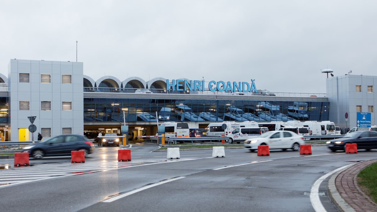 Avionul întors de urgență, după ce a decolat de pe Otopeni, a aterizat. Aeronava avea 186 de oameni la bord