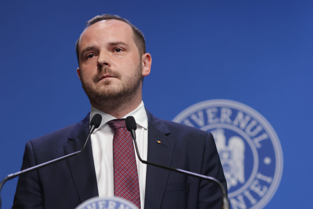 După ce ministrul Sănătății Rogobete a panicat oamenii pe Facebook anunțând mobilizarea a 6 spitale pentru un avion care s-a întors pe Otopeni, putem anunța că Rogobete nu va mai fi ministru. Și că toți vom muri. Ambele nu acum, la un moment dat