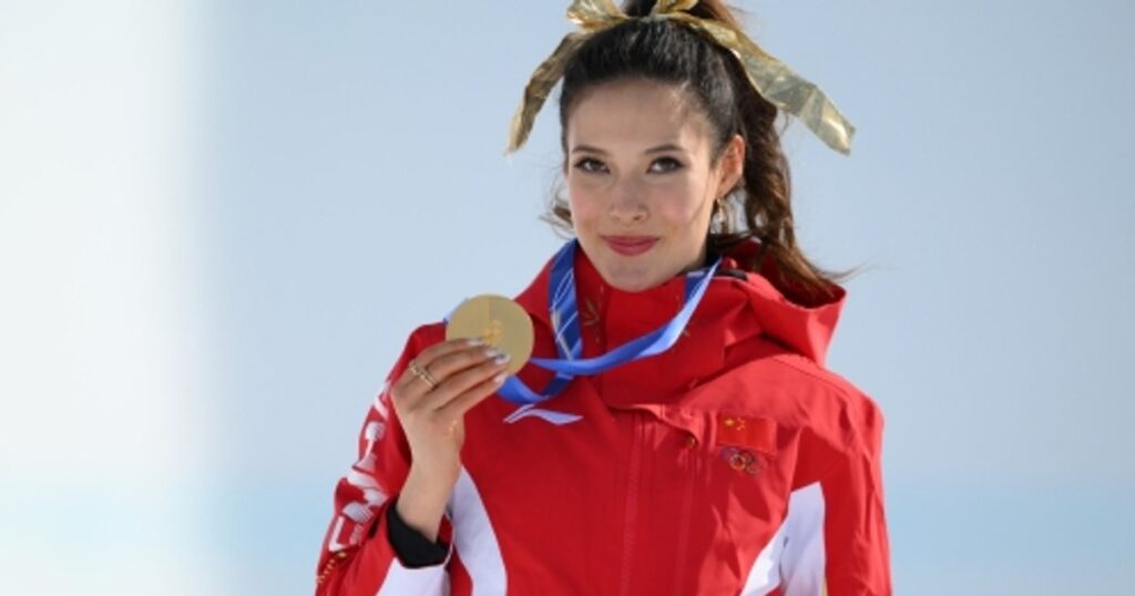 Eileen Gu, medalie de aur înecată în lacrimi de tristețe: „Tocmai am aflat că a murit”