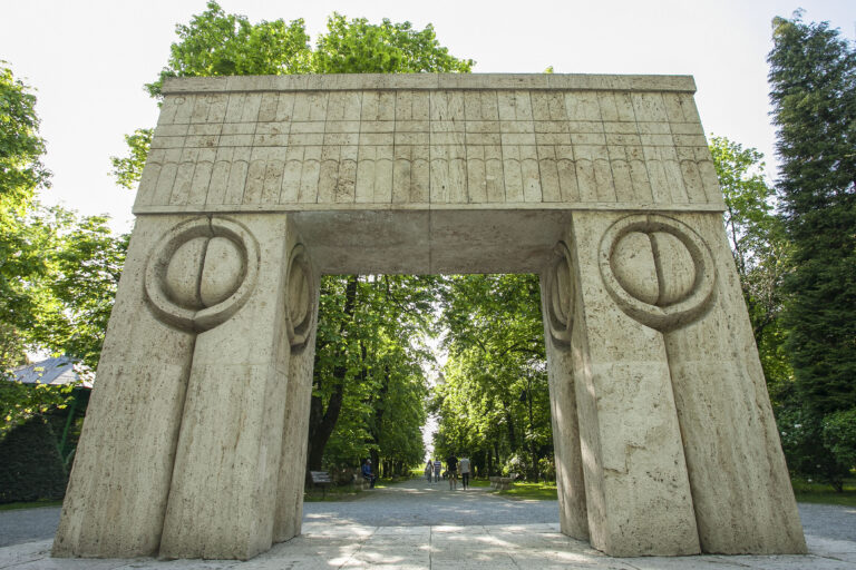 Bancă distrusă din Ansamblul Brâncuși, în apropiere de Poarta Sărutului. Poliția face cercetări într-un dosar de distrugere