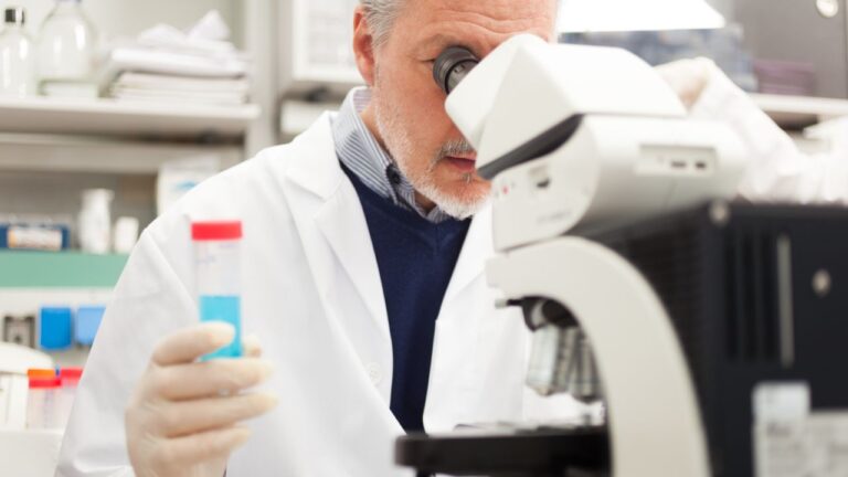 Virusul purtat de 95% dintre oameni, asociat cu scleroza multiplă și cancer: cercetătorii au dezvoltat o metodă de blocare