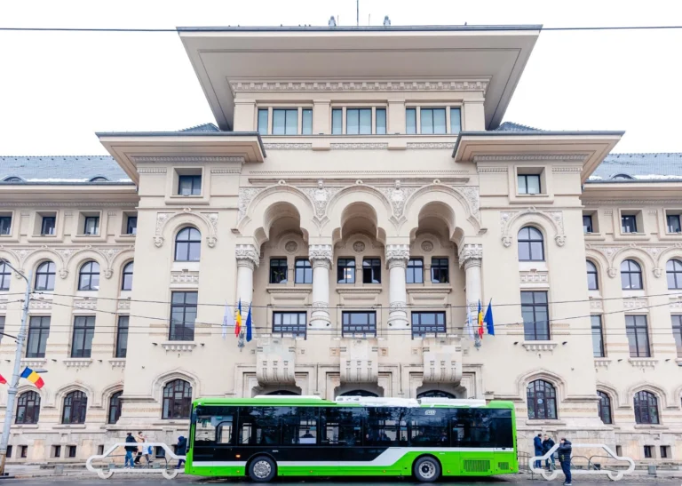 Semnătura care blochează Capitala: cum o decizie de la vârful Primăriei lasă sute de angajați fără salarii și pune sănătatea Bucureștiului în pericol