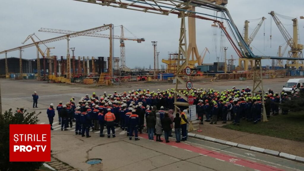 Protest la Şantierul Naval Mangalia. Angajații sunt nemulțumiți că nu şi-au primit banii şi că nu mai au de lucru. FOTO