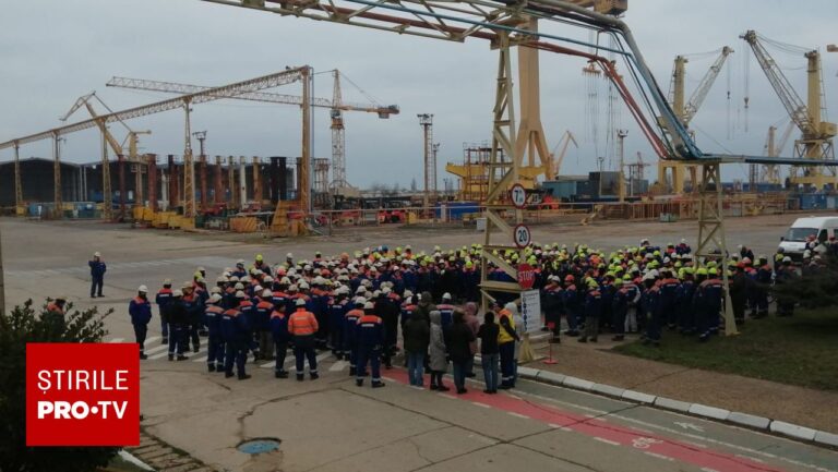 Protest la Şantierul Naval Mangalia. Angajații sunt nemulțumiți că nu şi-au primit banii şi că nu mai au de lucru. FOTO