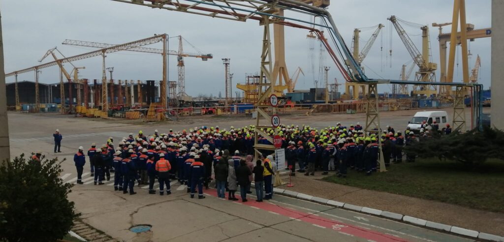 VIDEO Protest la șantierul naval Mangalia. Angajații cer plata salariilor restante și asigurări că activitatea va continua