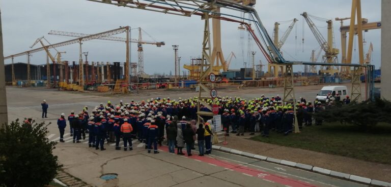 VIDEO Protest la șantierul naval Mangalia. Angajații cer plata salariilor restante și asigurări că activitatea va continua