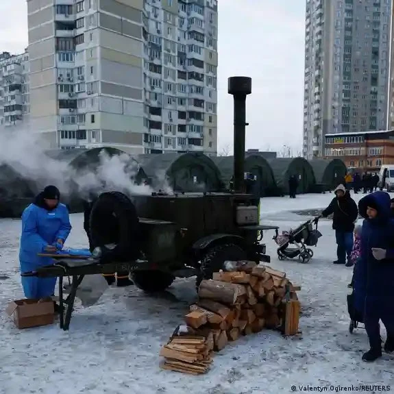 Locuitorii din Kiev recurg la improvizații pentru a se hrani și a se &icirc;ncălzi/FOTO:X