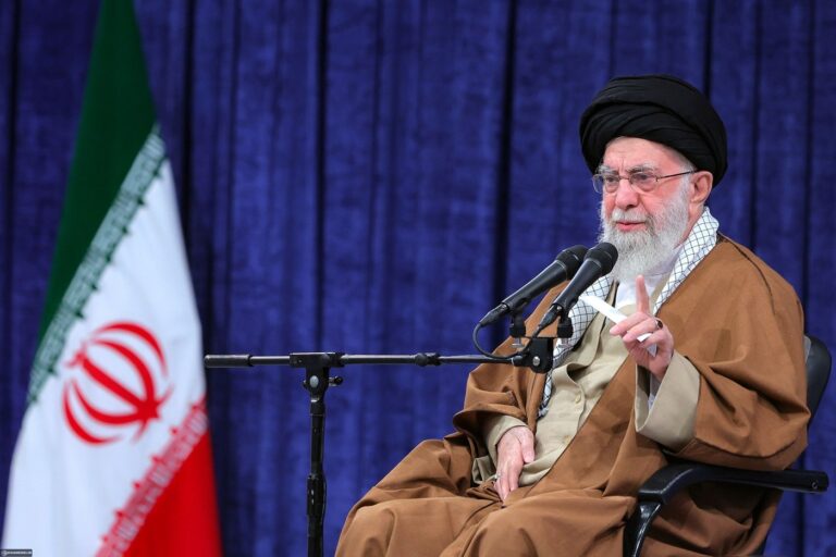 LIVE Ce s-a întâmplat în prima noapte în Iran, după atacul SUA și Israel și după ce Donald Trump a anunțat moartea lui Ali Khamenei. Iranul a atacat aeroporturile din Dubai și Abu Dhabi. Israelul a lansat un nou val de atacuri