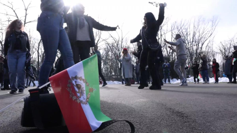 Cum sărbătoresc iranienii din Bucureşti decapitarea conducerii de la Teheran