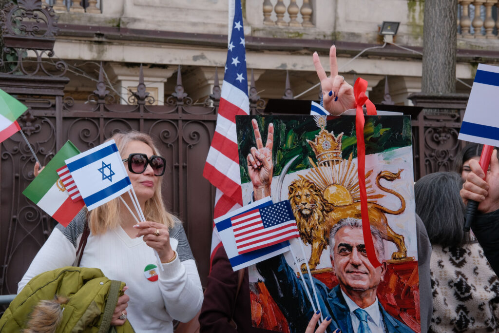 Protest în fața Ambasadei Iranului din București: zeci de iranieni au strigat mulțumiri pentru Trump și Netanyahu