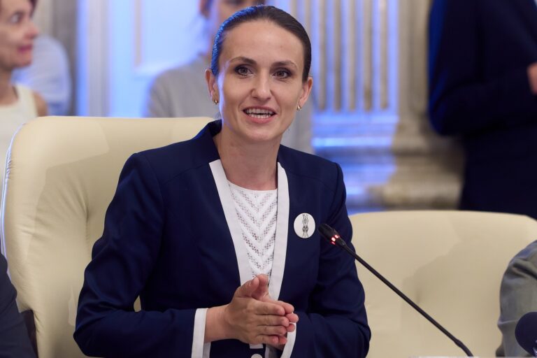 Peste 1.000 de români s-au întors din Orientul Mijlociu. Oana Țoiu: „Nu avem raportări care să indice, niciunde în lume, că un minor ar fi fost dat jos”