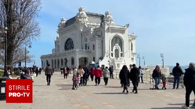 Litoralul a prins viață de 8 martie. Mii de turiști se bucură de soare la malul mării