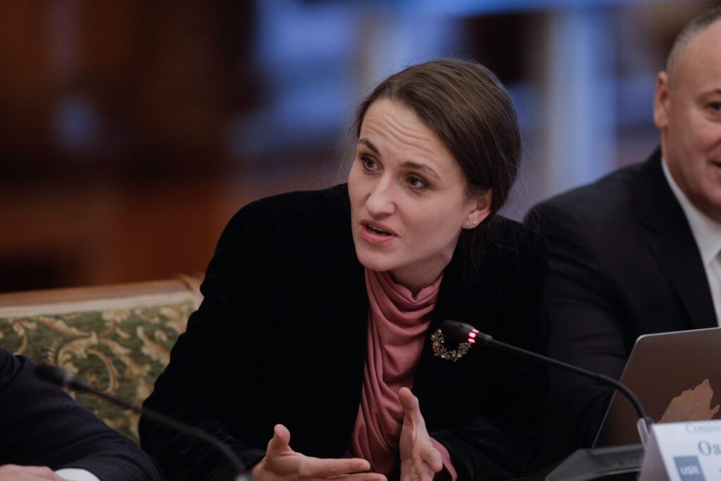 Oana Țoiu, chemată azi în Parlament să dea explicații privind acuzațiile lui Victor Ponta despre repatrierea fiicei lui