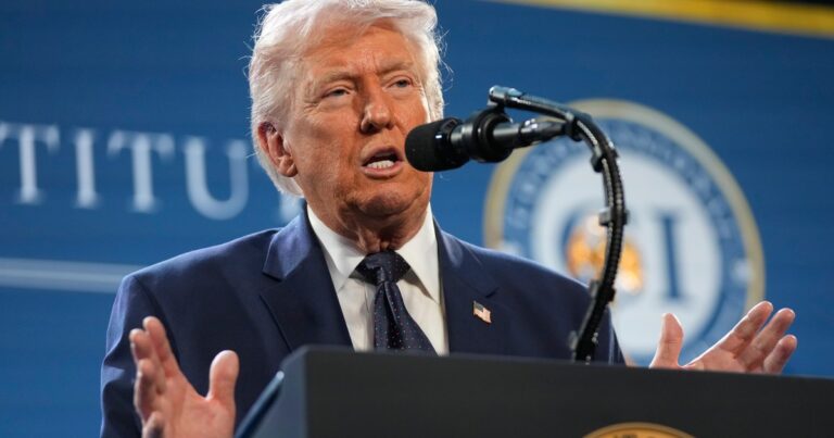 Donald Trump nu a vorbit deloc despre petrolul iranian, dar asta nu înseamnă că nu este cu ochii pe acesta