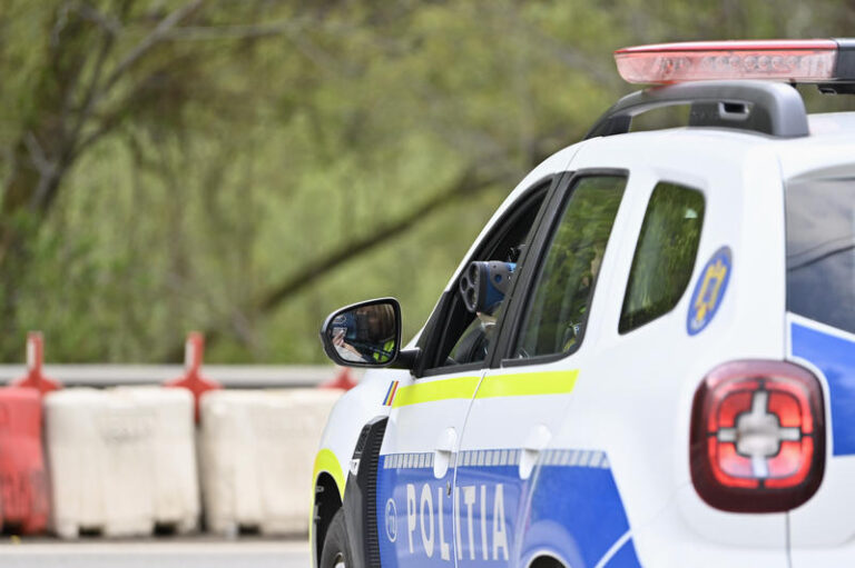 Accident cu trei mașini şi un moped, în Bucureşti. A fost avariat şi un troleibuz / Doi bărbaţi au fost duși la spital