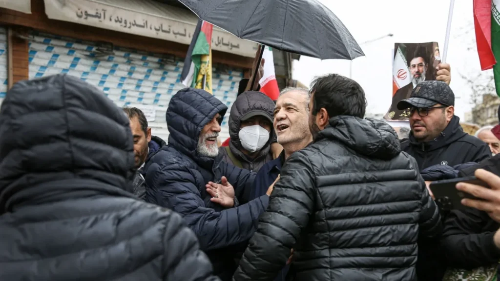 VIDEO Sfidare totală a iranienilor: lumea a ieșit în stradă în favoarea regimului, în plin război cu SUA / Președintele și şeful securităţii au mărșăluit alături de oameni