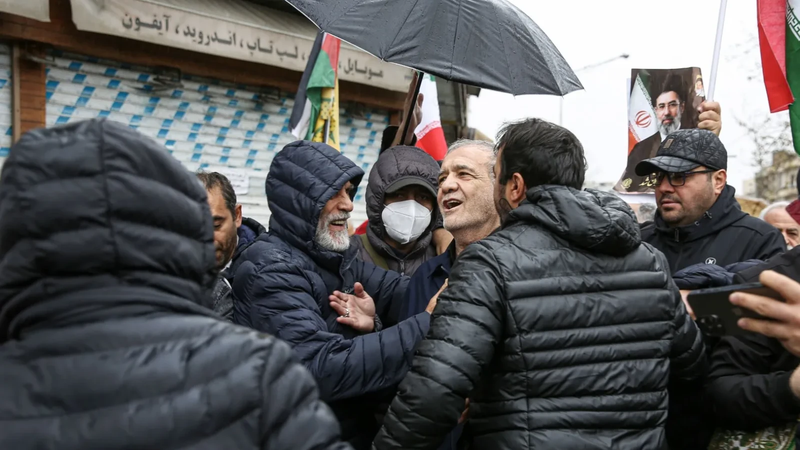 VIDEO Sfidare totală a iranienilor: lumea a ieșit în stradă în favoarea regimului, în plin război cu SUA / Președintele și şeful securităţii au mărșăluit alături de oameni