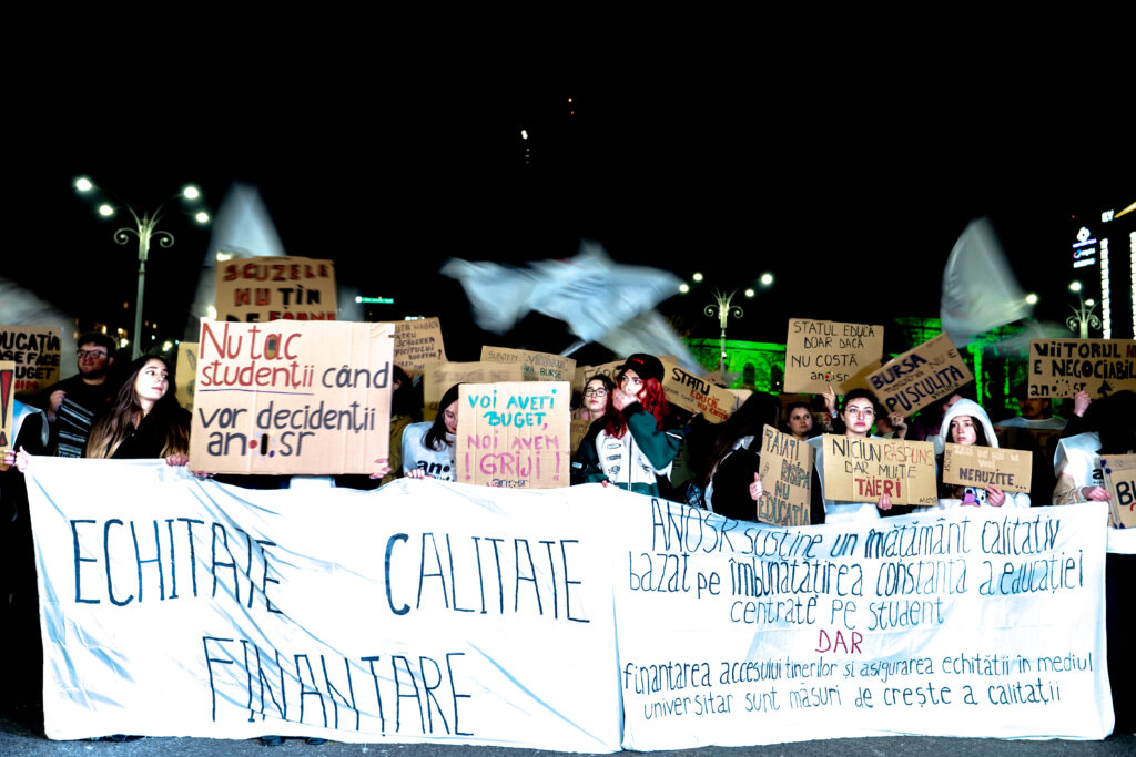 Ministrul Educaţiei a venit să vorbească cu studenţii care protestau în Piaţa Victoriei. Ce le-a transmis – VIDEO