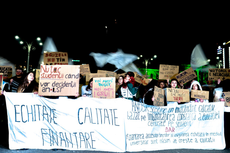 Ministrul Educaţiei a venit să vorbească cu studenţii care protestau în Piaţa Victoriei. Ce le-a transmis – VIDEO